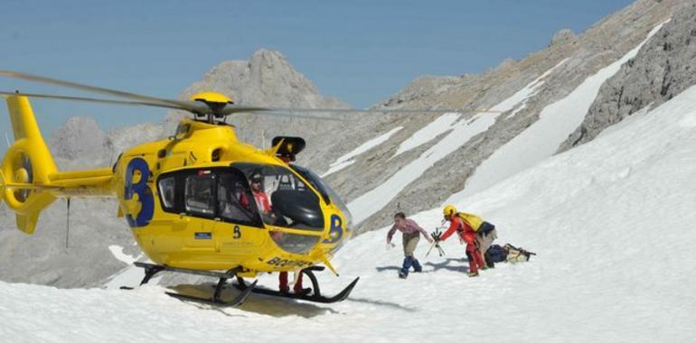 Rescatan, ileso, a un excursionista que cayó 6 metros a un neveru en Picos, entre Caín y Don Carlos