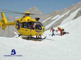 Rescatan, ileso, a un excursionista que cayó 6 metros a un neveru en Picos, entre Caín y Don Carlos