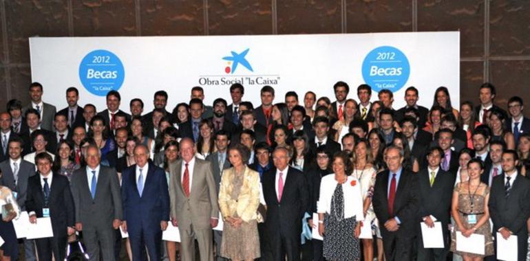 SS.MM los Reyes en la entrega de becas de la Caixa