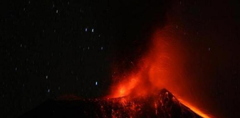 La erupción del volcán Tungurahua obliga a desalojar a las comunidades del entorno