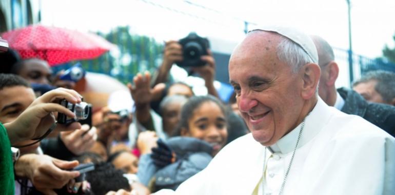 El Papa visita las favelas de Varginha, en Manguinhos Complex al norte de Río de Janeiro