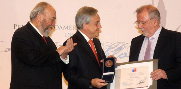 Oscar Hahn recibe el Premio Iberoamericano de Poesía Pablo Neruda