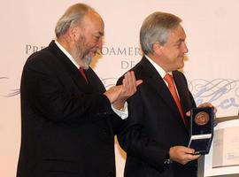 Oscar Hahn recibe el Premio Iberoamericano de Poesía Pablo Neruda