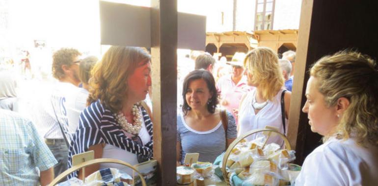 Los quesos artesanales aguantan el tipo en la Muestra del Oriente celebrada en Llanes