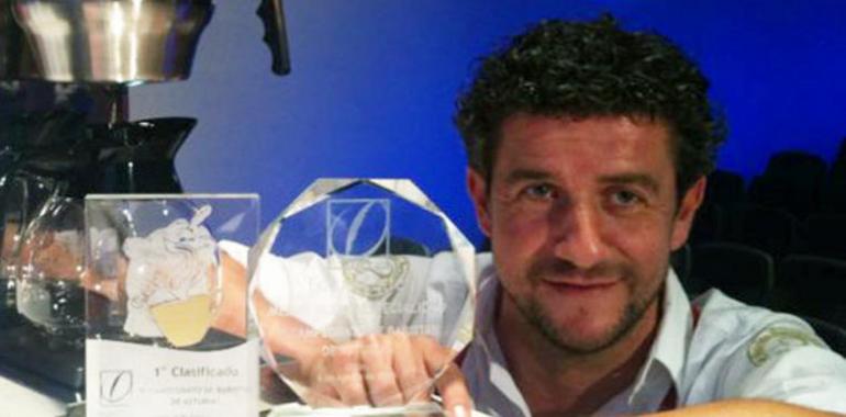 Adrián Fernández, de la cafetería Coffee Loft de Gijón, prepara el mejor café del Principado