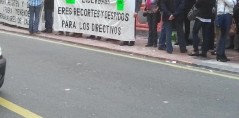 Concentración de afectados por la deuda subordinada de CajAstur, en Gijón