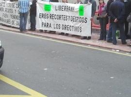 Concentración de afectados por la deuda subordinada de CajAstur, en Gijón
