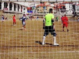 Arranca en la playa de La Ribera el Campeonato de Fútbol Playa de Luanco