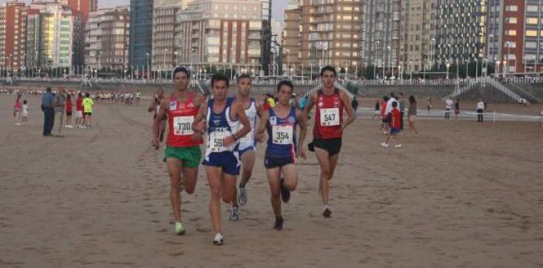 El arenal de Gijón acoge la Carrera Nocturna Playa de San Lorenzo