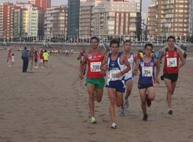 El arenal de Gijón acoge la Carrera Nocturna Playa de San Lorenzo