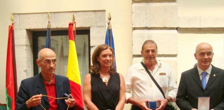 La alcaldesa entregó las medallas de Oro de Llanes