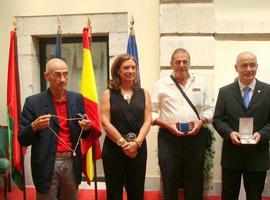 La alcaldesa entregó las medallas de Oro de Llanes