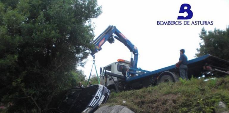 Dos heridos al caer su coche entre unas rocas junto a la playa de Buelna, en Llanes