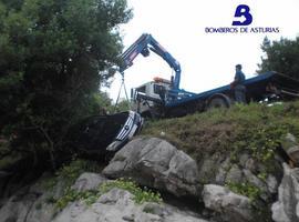 Dos heridos al caer su coche entre unas rocas junto a la playa de Buelna, en Llanes