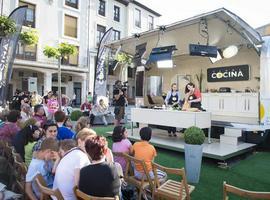 La alcaldesa de Gijón prepara rollu de bonito en Canal Cocina de la mano de Telecable