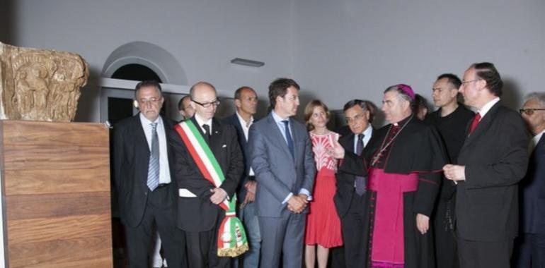 Feijoo presenta en Asis la exposición sobre el Camino de Santiago y renueva su invitación al Papa