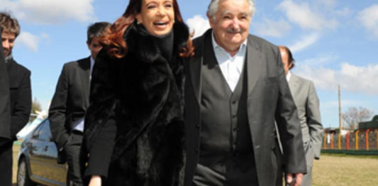 Cristina y Mújica destacan avances en integración Argentina Uruguay