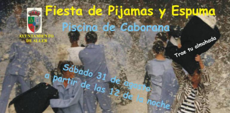 Fiesta de pijamas y de espuma en la piscina municipal de Caborana