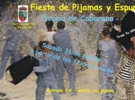 Fiesta de pijamas y de espuma en la piscina municipal de Caborana