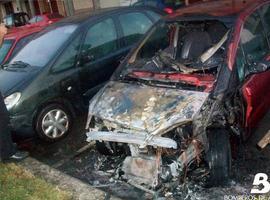 Arde un vehículo en la Calle Magdalena, Villaviciosa