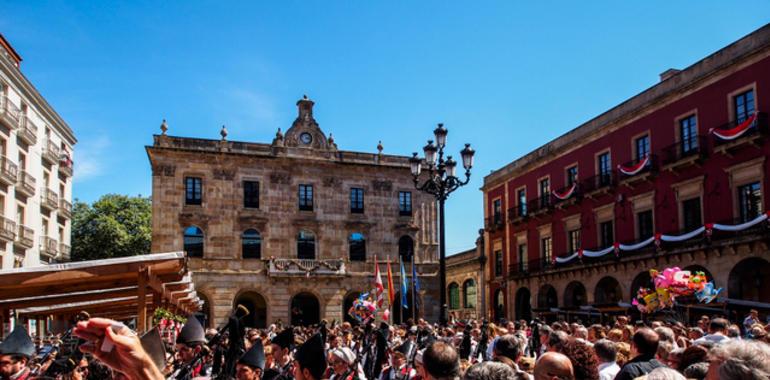 Gijón, espléndido de gente, de luz y de sidra