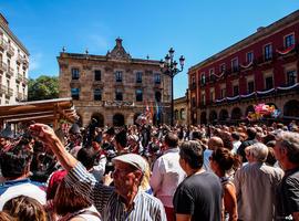 Gijón, espléndido de gente, de luz y de sidra