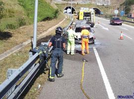 Un incendio destruye un coche en Siero, a la salida de Muñó