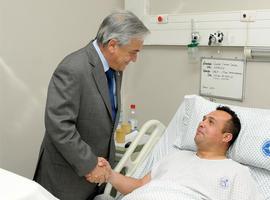 El presidente de Chile visita en el hospital a los carabineros heridos en la manifestación de Santiago