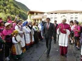 La festividad autonómica y la religiosa, unidas bajo el manto protector de La Santina