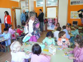 Ana González abre el curso escolar en el Colegio Público Poeta Antón de Marirreguera, en Candás
