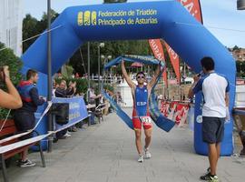 Jaime Garrido y Beatriz Tenreiro, ganadores del I Triatlón Villa Marinera de Luanco
