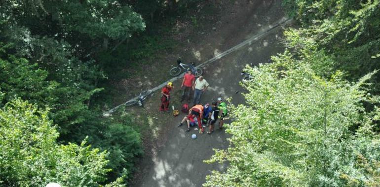 Un ciclista resulta gravemente herido tras una caída en El Rasón, en Santibañez de Murias, Aller