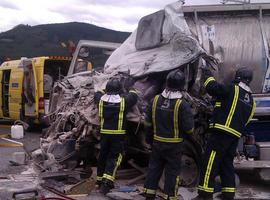 Mueren dos camioneros en un choque frontal en Salas