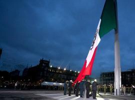 México honra las víctimas del sismo de 1985 mientras socorre a miles de víctimas de los huracanes