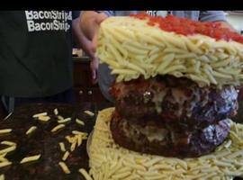 Así se cocina una hamburguesa de 64 mil calorías