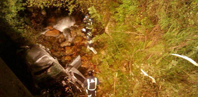 Conductor herido de consideración tras caer 5 metros al río a la altura de Meré, en Llanes