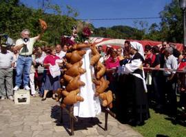 Van subiendo los mozos colos corderos al llombu…