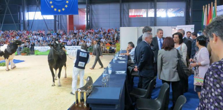 La consejera anuncia en AGROPEC una marca de calidad para los quesos de Llanes