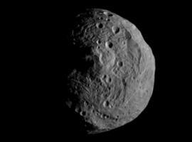 La nave espacial Dawn fotografía de cerca al asteroide Vesta