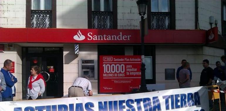 Trabajadores de Fuensanta recogen firmas para pedir a Botín que dé crédito a la empresa