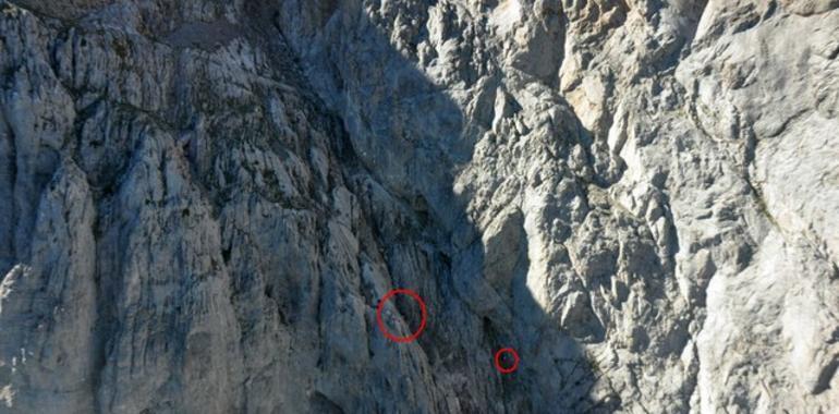 Rescatados, ilesos, tres montañeros enriscados en Los Fontanes de Tuiza, Lena