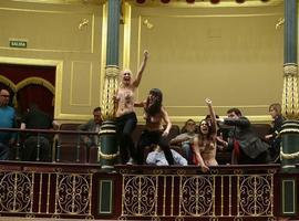 En libertad la activista asturiana que protestó en el Congreso contra la penalización del aborto