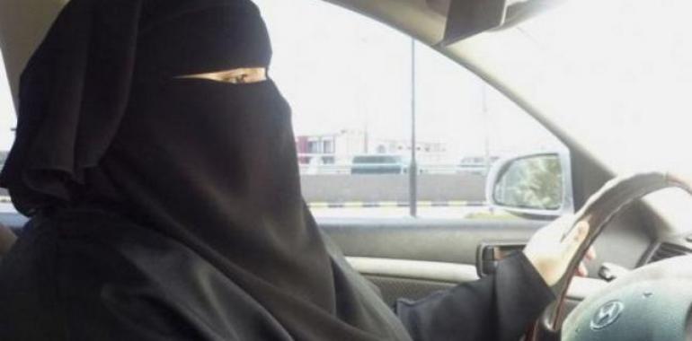 El parlamentu saudí rechaza la propuesta de que conduzan les muyeres