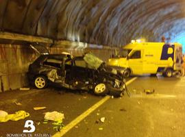 Un muerto y seis heridos en un accidente en el túnel de Sotrondio