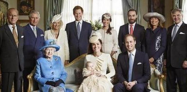 Isabel II xunto a los tres futuros reis