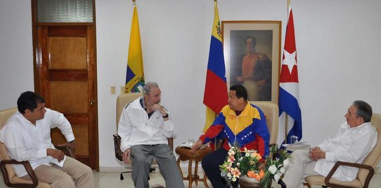 El presidente de Ecuador visita a Chávez en Cuba