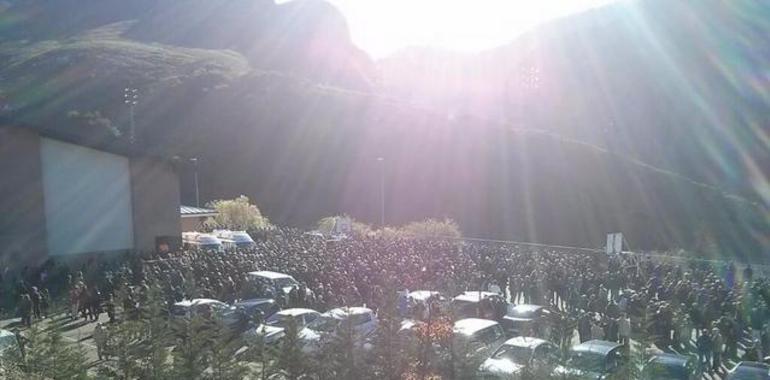 Multitudinario adiós a los mineros fallecidos en un funeral conjunto en Santa Lucía de Gordón (León)
