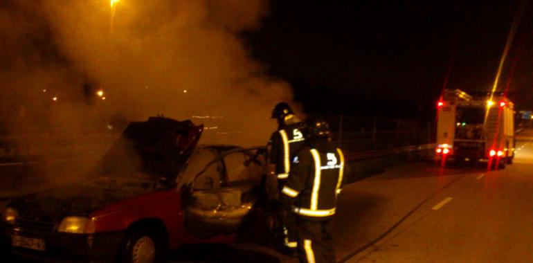 El fuego destruye un vehículo en la AS-17, cerca de ASIPO