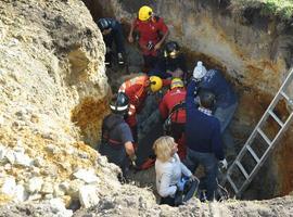 Un trabajador resulta herido de consideración por un derrabe de tierra en Cudillero