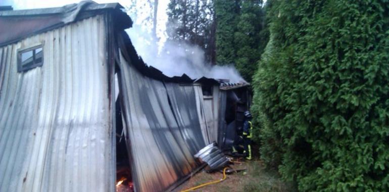 Los bomberos evitan que un incendio en una nave se propague al monaesterio de El Cueto, Lugones